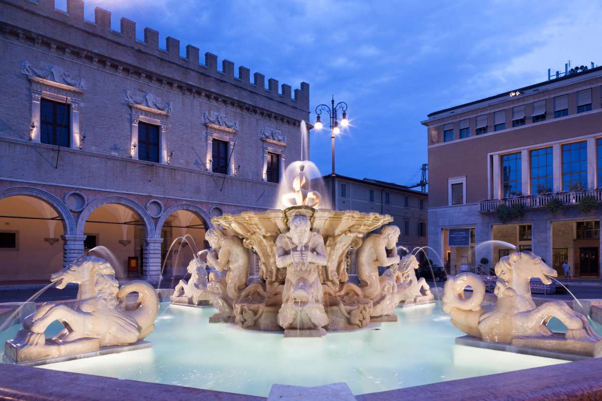 Fontana Piazza del Popolo Pesaro